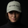 Det Går Bra-Caps i vasket bomull