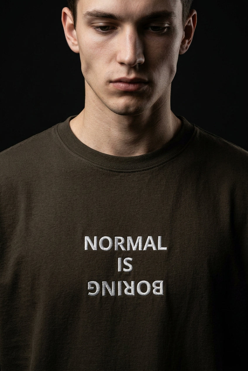 Normal Is Boring-Herre Klassisk T-Skjorte (Brodert tekst)